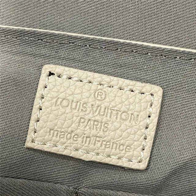 Louis Vuitton Bolsa mensajera de cuero texturizado de grano beige blanco con logo LV plateado 2