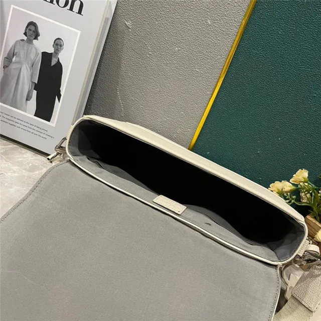 Louis Vuitton Bolsa mensajera de cuero texturizado de grano beige blanco con logo LV plateado 3