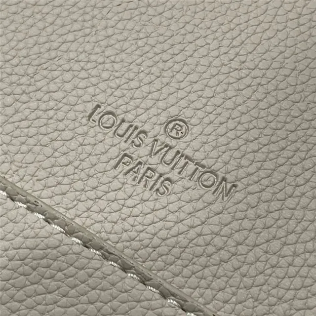 Louis Vuitton Bolsa mensajera de cuero texturizado de grano beige blanco con logo LV plateado 4
