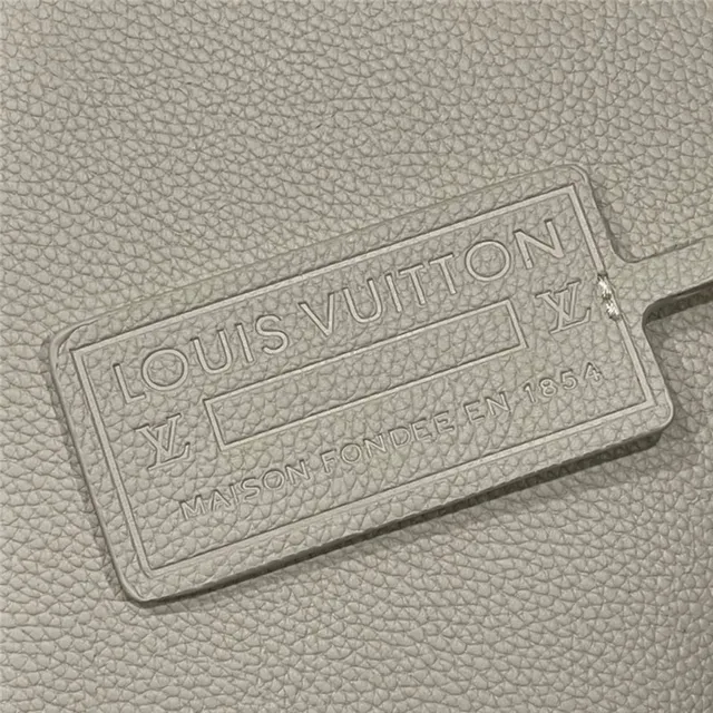 Louis Vuitton Bolsa mensajera de cuero texturizado de grano beige blanco con logo LV plateado 5