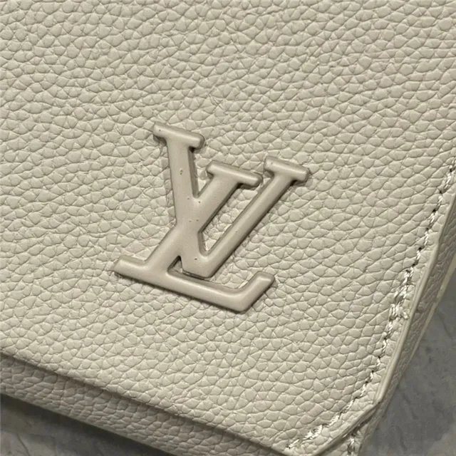 Louis Vuitton Bolsa mensajera de cuero texturizado de grano beige blanco con logo LV plateado 6