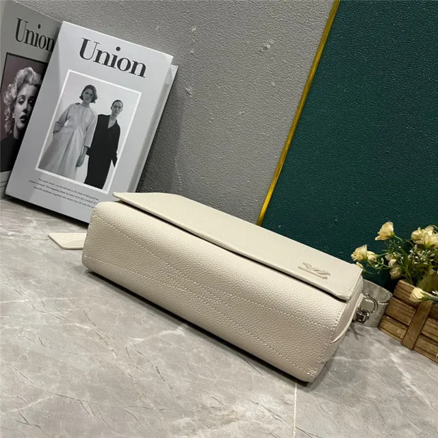 Louis Vuitton Bolsa mensajera de cuero texturizado de grano beige blanco con logo LV plateado 7