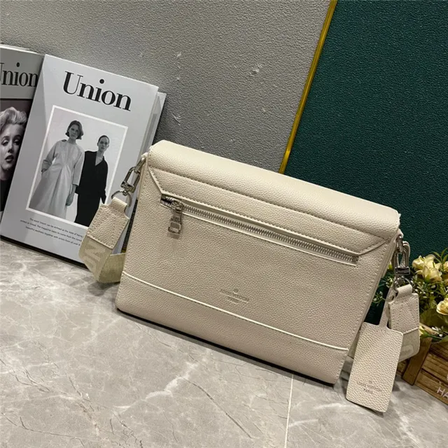 Louis Vuitton Bolsa mensajera de cuero texturizado de grano beige blanco con logo LV plateado 8