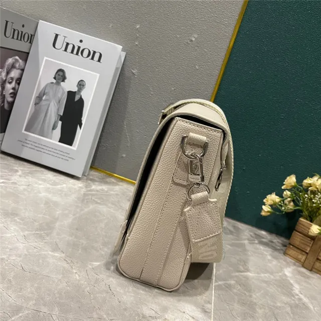 Louis Vuitton Bolsa mensajera de cuero texturizado de grano beige blanco con logo LV plateado 9