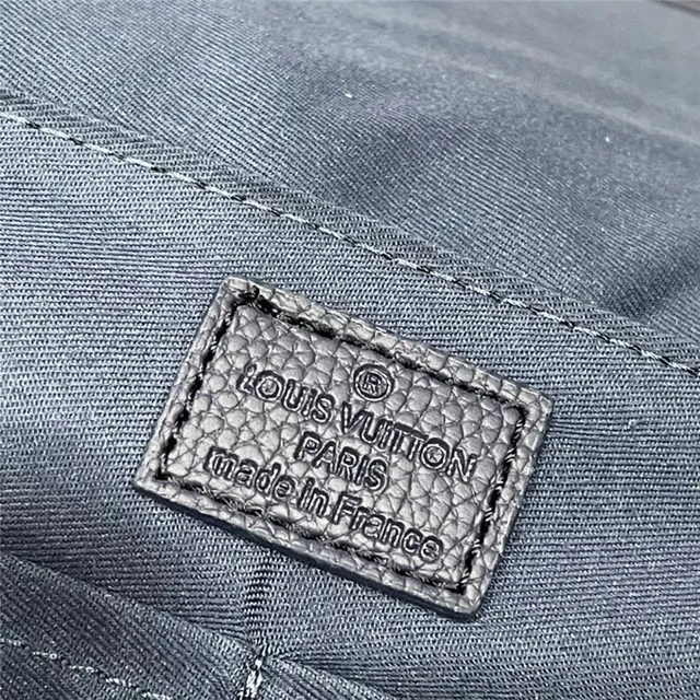 Louis Vuitton Bolsa mensajera de cuero texturizado de grano beige blanco con logo LV plateado 10