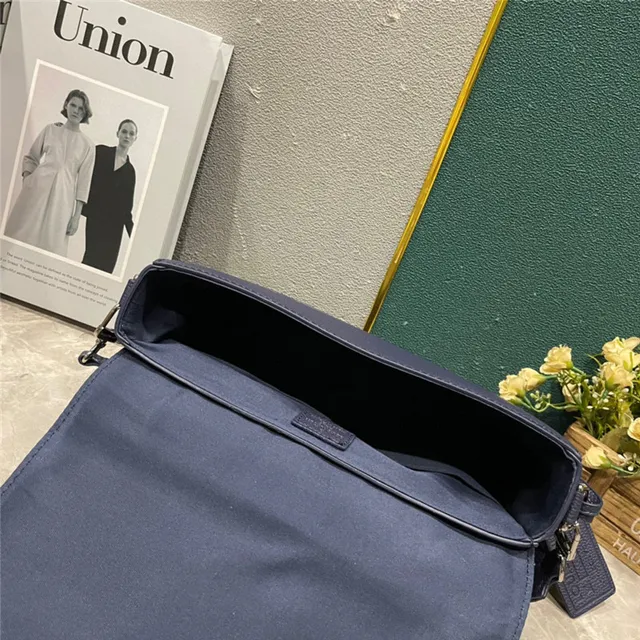 Louis Vuitton Bolsa mensajera de cuero texturizado de grano beige blanco con logo LV plateado 11
