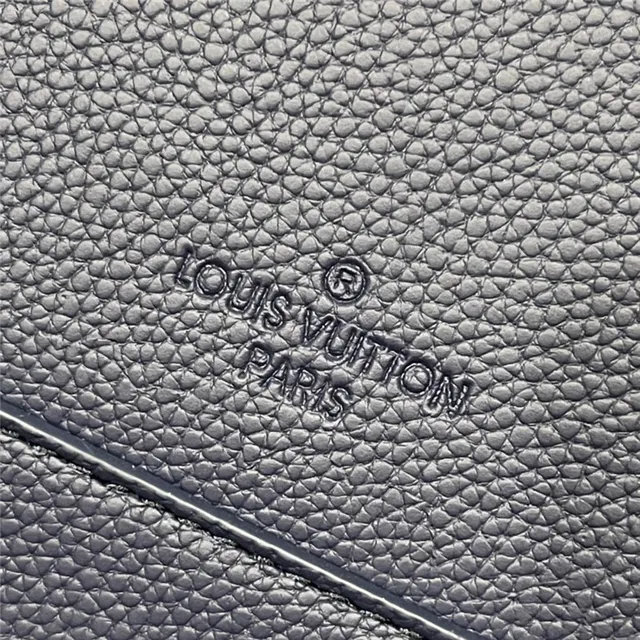 Louis Vuitton Bolsa mensajera de cuero texturizado de grano beige blanco con logo LV plateado 12