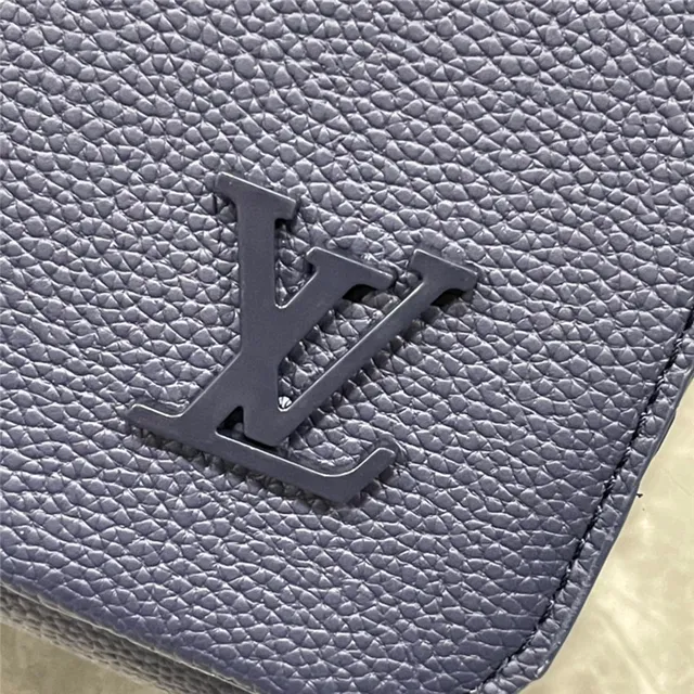 Louis Vuitton Bolsa mensajera de cuero texturizado de grano beige blanco con logo LV plateado 14
