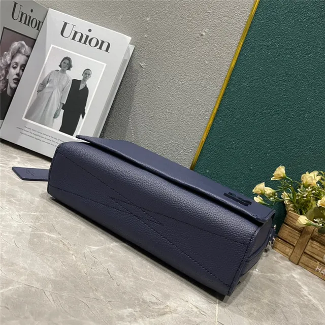 Louis Vuitton Bolsa mensajera de cuero texturizado de grano beige blanco con logo LV plateado 15