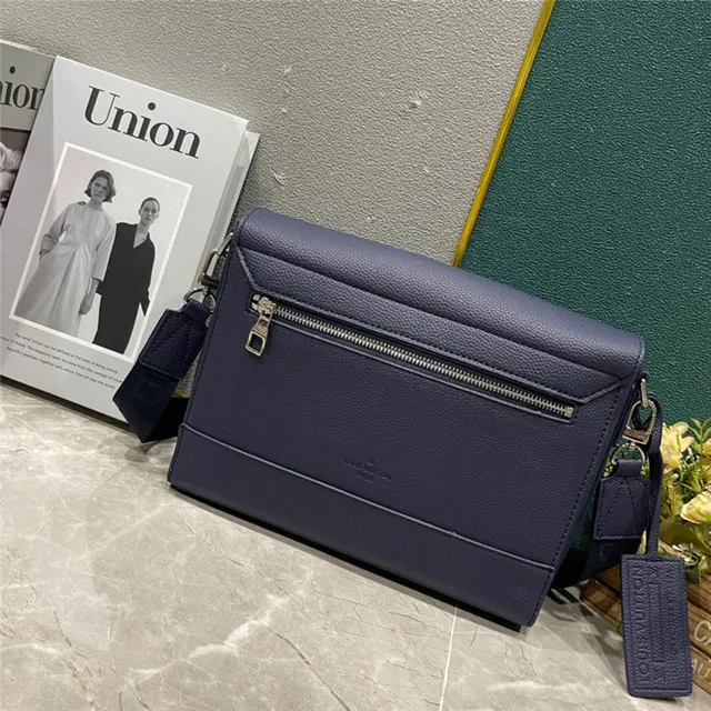 Louis Vuitton Bolsa mensajera de cuero texturizado de grano beige blanco con logo LV plateado 16