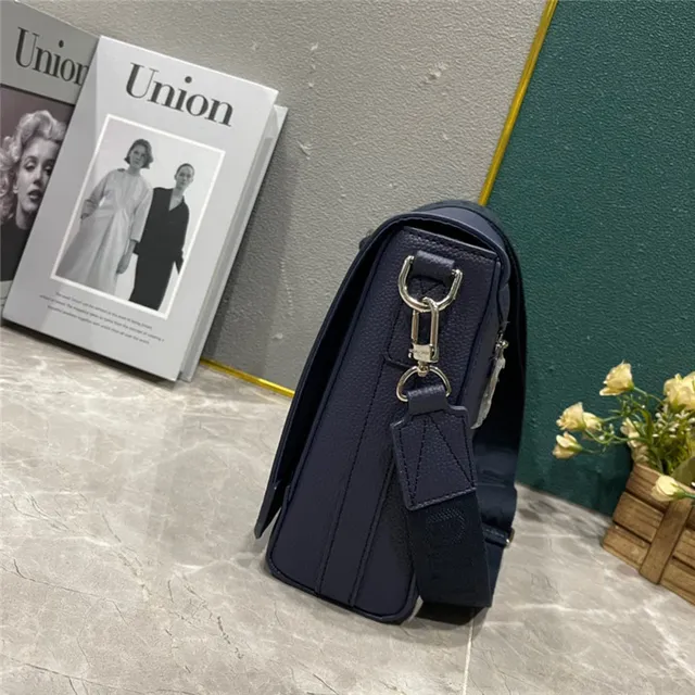Louis Vuitton Bolsa mensajera de cuero texturizado de grano beige blanco con logo LV plateado 17