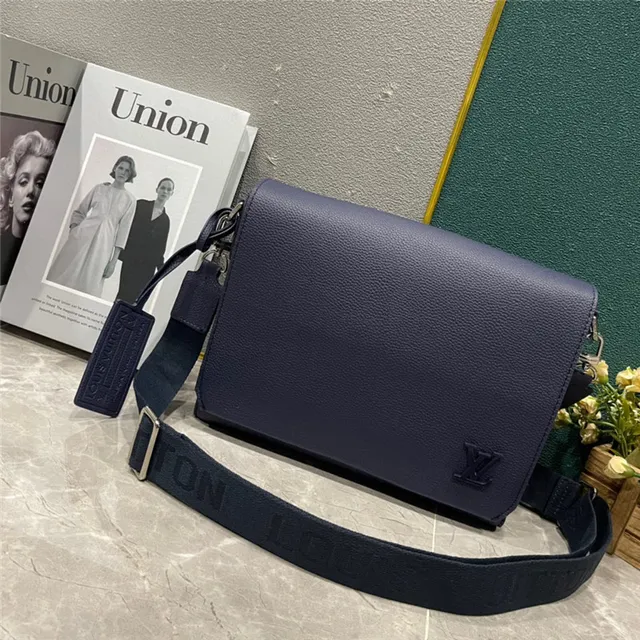 Louis Vuitton Bolsa mensajera de cuero texturizado de grano beige blanco con logo LV plateado 18