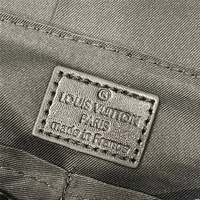 Louis Vuitton Bolsa mensajera de cuero texturizado de grano beige blanco con logo LV plateado 19