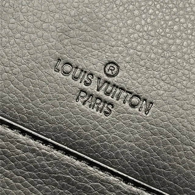 Louis Vuitton Bolsa mensajera de cuero texturizado de grano beige blanco con logo LV plateado 21