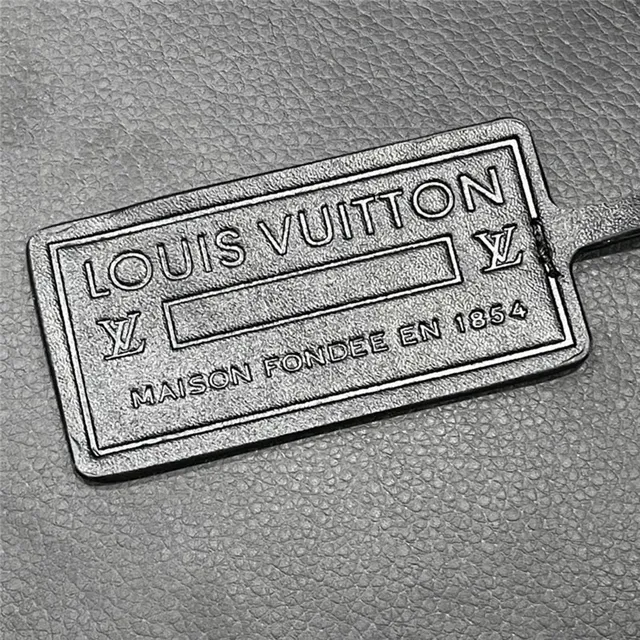 Louis Vuitton Bolsa mensajera de cuero texturizado de grano beige blanco con logo LV plateado 22