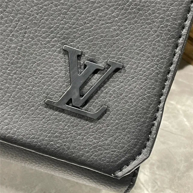 Louis Vuitton Bolsa mensajera de cuero texturizado de grano beige blanco con logo LV plateado 23