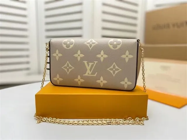 Louis Vuitton حقيبة سلسلة سوداء ذهبية غلاف ظرف مطبوعة مونوغرام 9