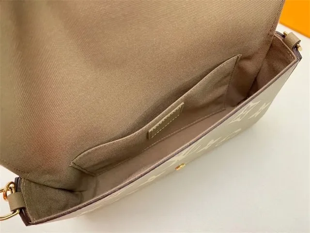 Louis Vuitton حقيبة سلسلة سوداء ذهبية غلاف ظرف مطبوعة مونوغرام 12