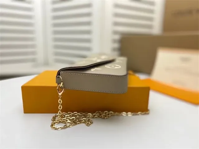 Louis Vuitton حقيبة سلسلة سوداء ذهبية غلاف ظرف مطبوعة مونوغرام 17
