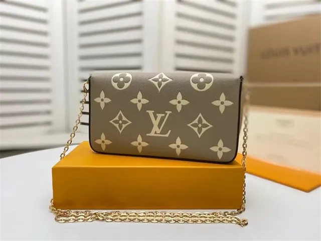 Louis Vuitton حقيبة سلسلة سوداء ذهبية غلاف ظرف مطبوعة مونوغرام 18