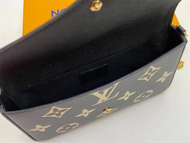 Louis Vuitton حقيبة سلسلة سوداء ذهبية غلاف ظرف مطبوعة مونوغرام 22