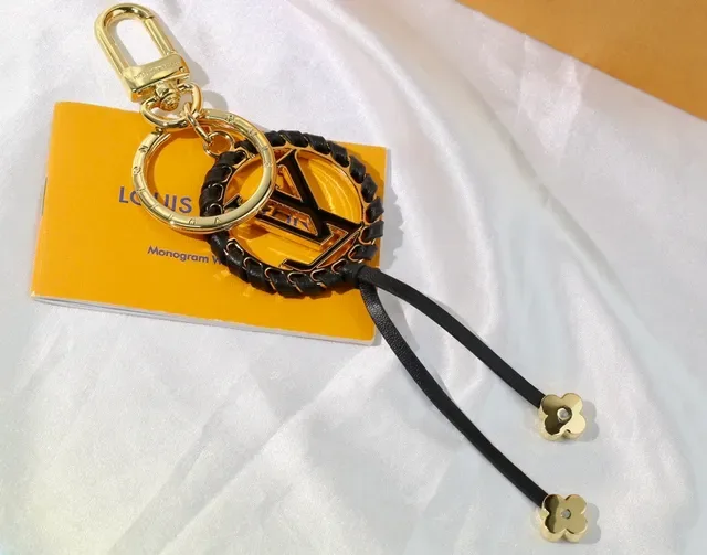 Bolso Louis Vuitton Negro Dorado Monogramado Medallón Circular Borde de Cuero Trenzado 2