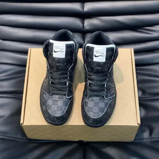 Louis Vuitton Sneakers Lifestyle Negro y Gris de Alto con Impresión Monogram