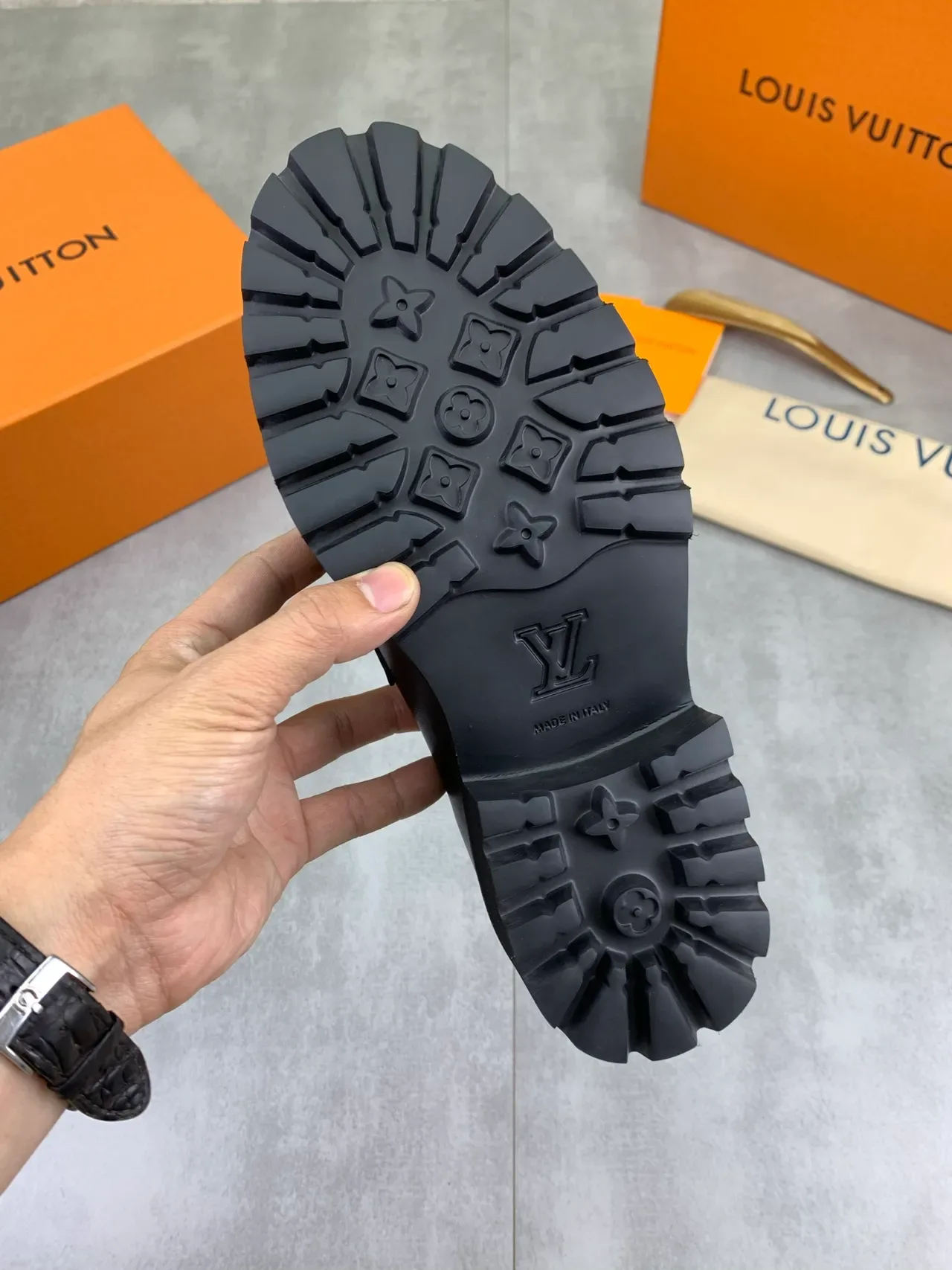 Louis Vuitton Cuir Noir Boucle LV Logo Mocassins 3