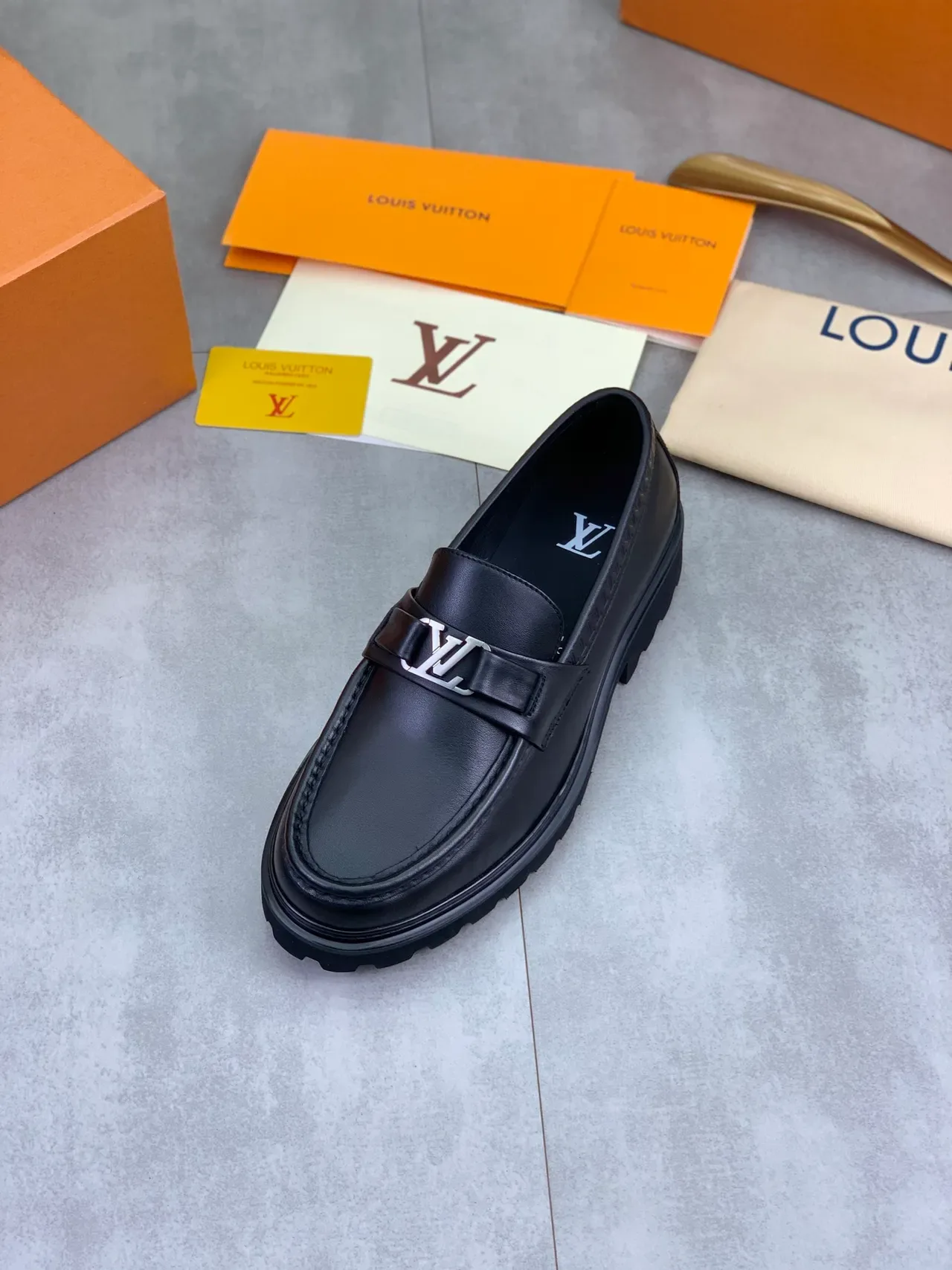 Louis Vuitton Cuir Noir Boucle LV Logo Mocassins 4