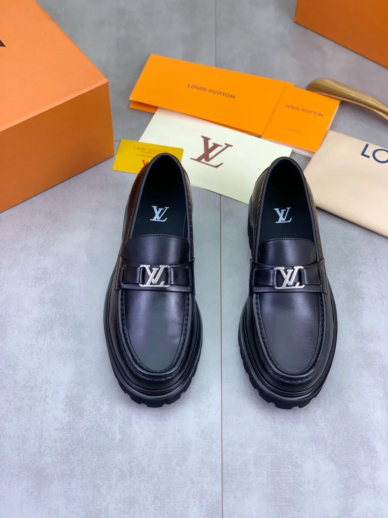 Louis Vuitton Cuir Noir Boucle LV Logo Mocassins 5
