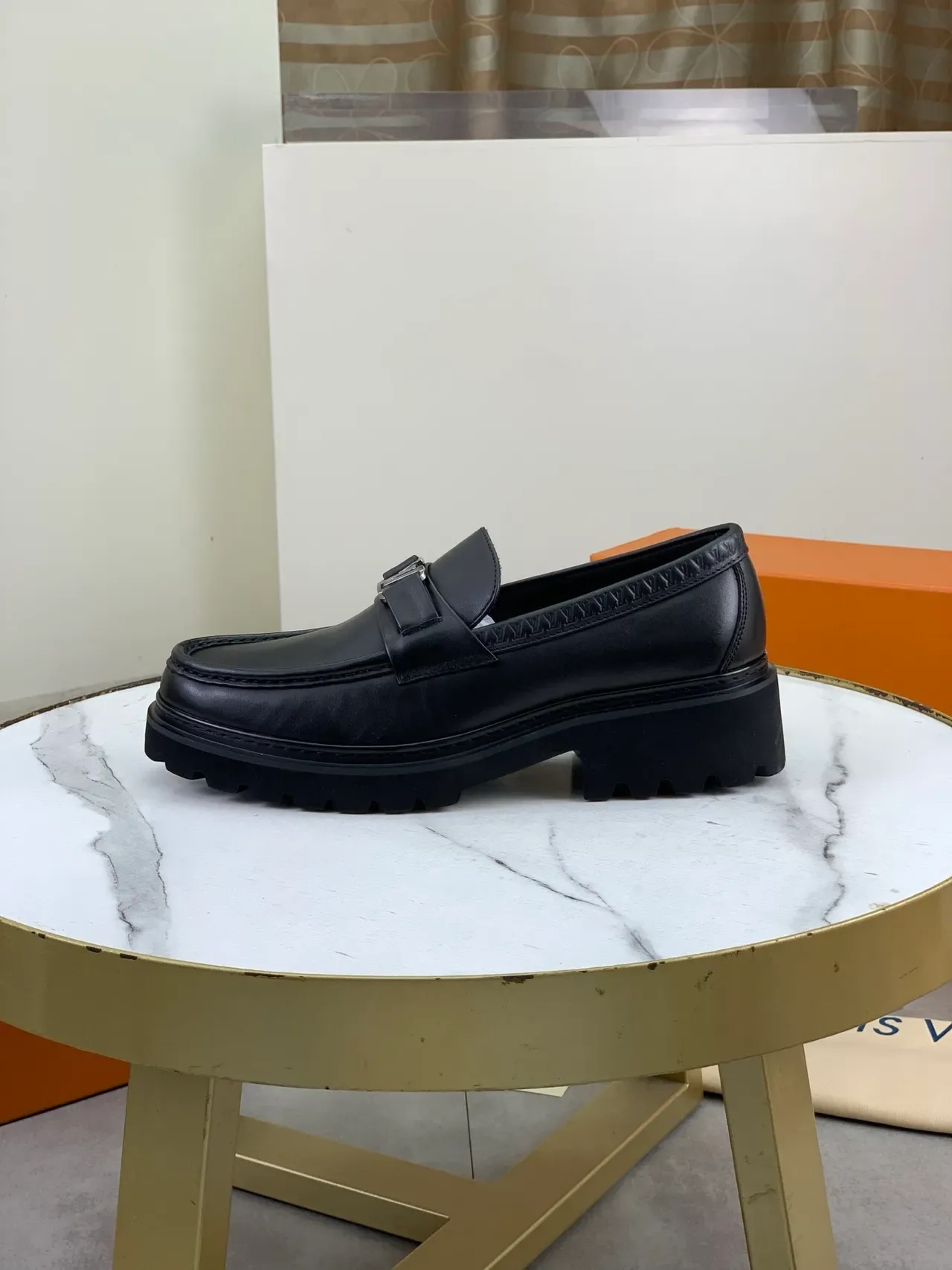 Louis Vuitton Cuir Noir Boucle LV Logo Mocassins 6