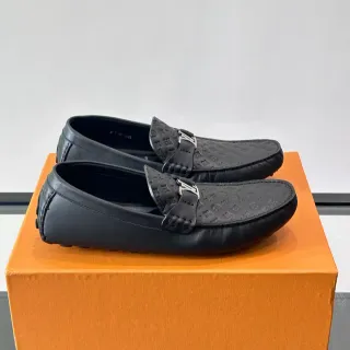 Louis Vuitton কালো Monogram-Embossed চামড়া LV Buckle Strap লোফার
