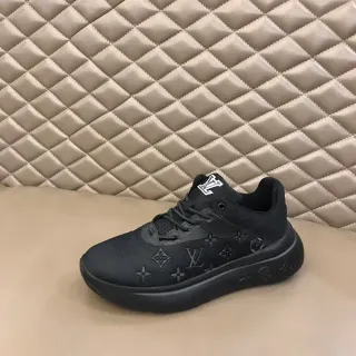 Louis Vuitton Sneakers Lifestyle Negro con Upper de Malla Impreso con Monograma y Suela de Goma Esculpida