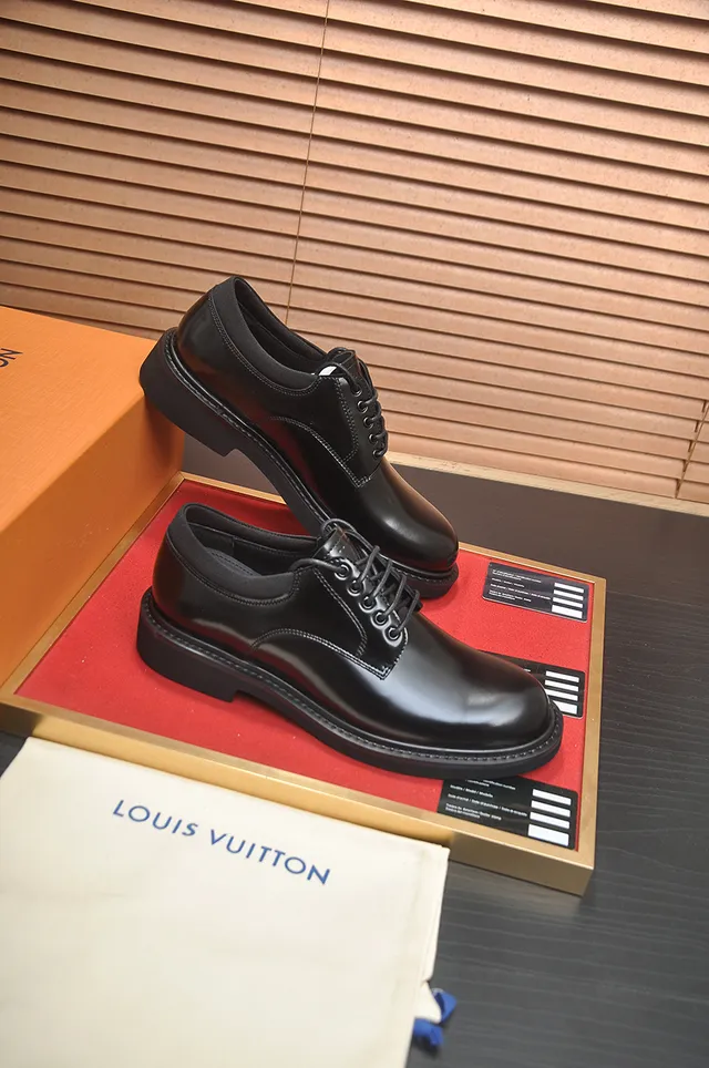 Louis Vuitton কালো পালিশড লেদার ক্যাপ টো অক্সফোর্ড জুতো 4