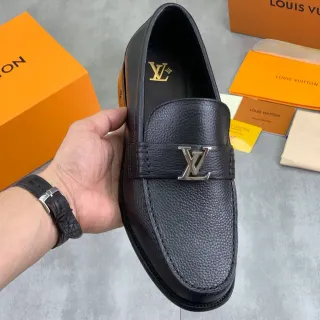 Louis Vuitton काला चांदी कणिकापूर्ण चमड़ा LV मोनोग्राम बक लोअफर