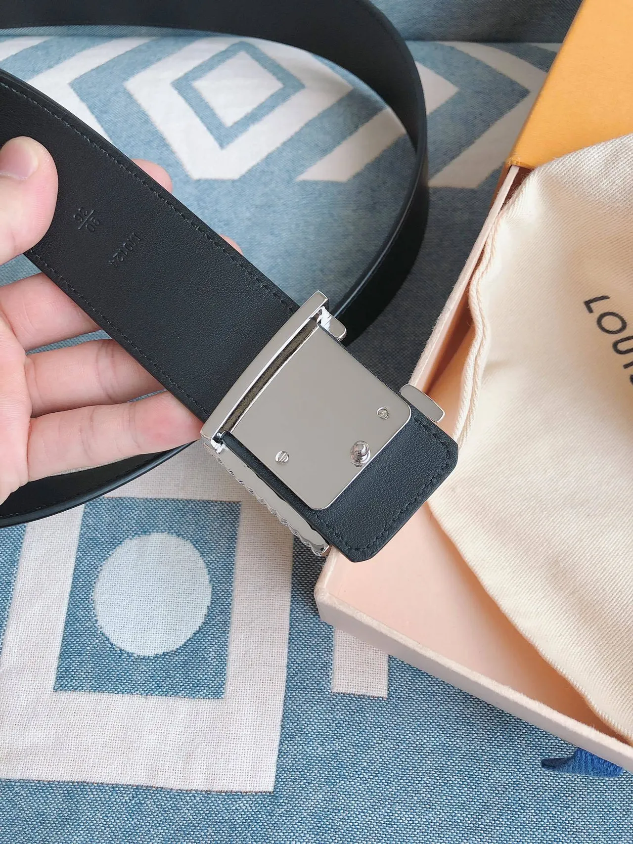 Louis Vuitton Correa de cuero negra plata texturizada trenzada LV Monogram hebilla cinturón de cuero 4