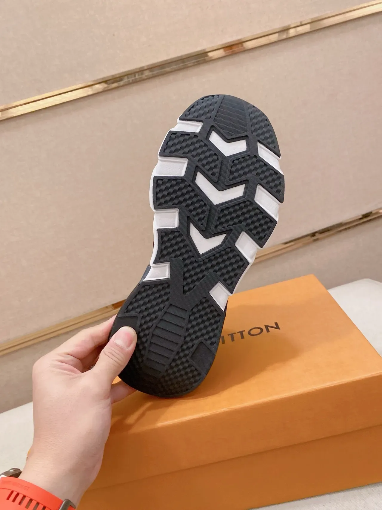 Louis Vuitton Sneakers Noir et Blanc avec Upper en Knit et Suela Media Sculptée 2