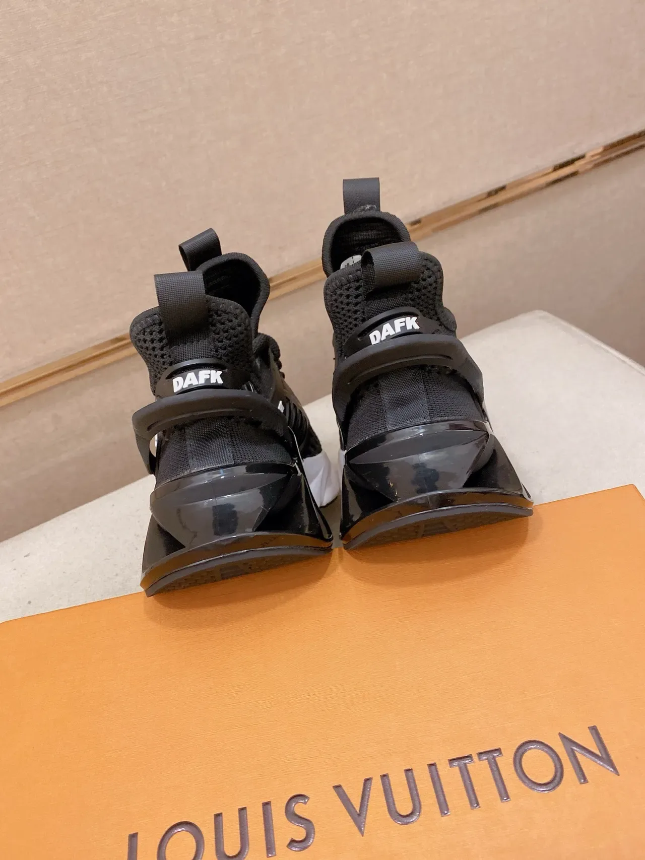 Louis Vuitton Sneakers Noir et Blanc avec Upper en Knit et Suela Media Sculptée 3