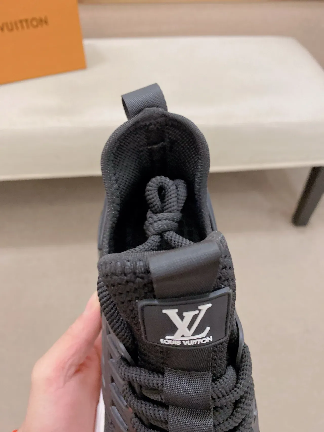 Louis Vuitton Sneakers Noir et Blanc avec Upper en Knit et Suela Media Sculptée 4