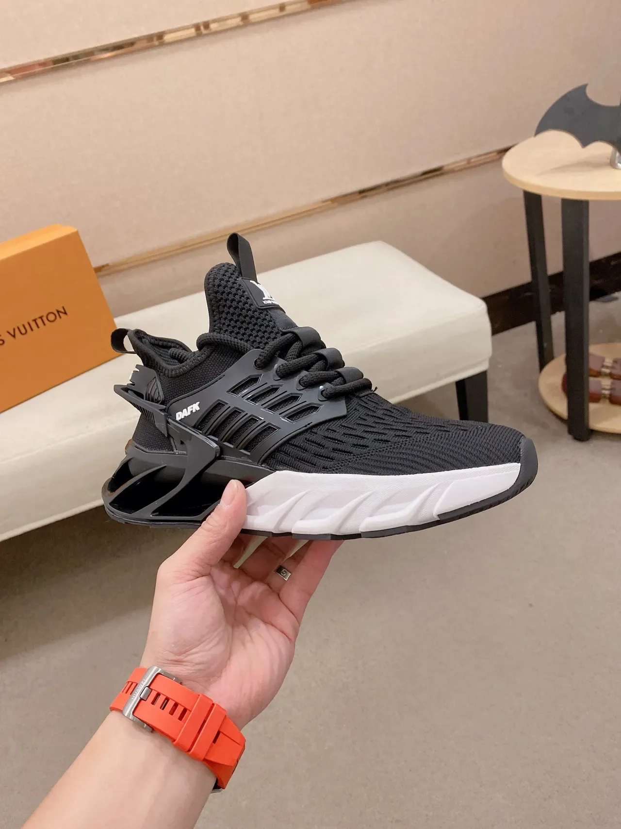 Louis Vuitton Sneakers Noir et Blanc avec Upper en Knit et Suela Media Sculptée 5
