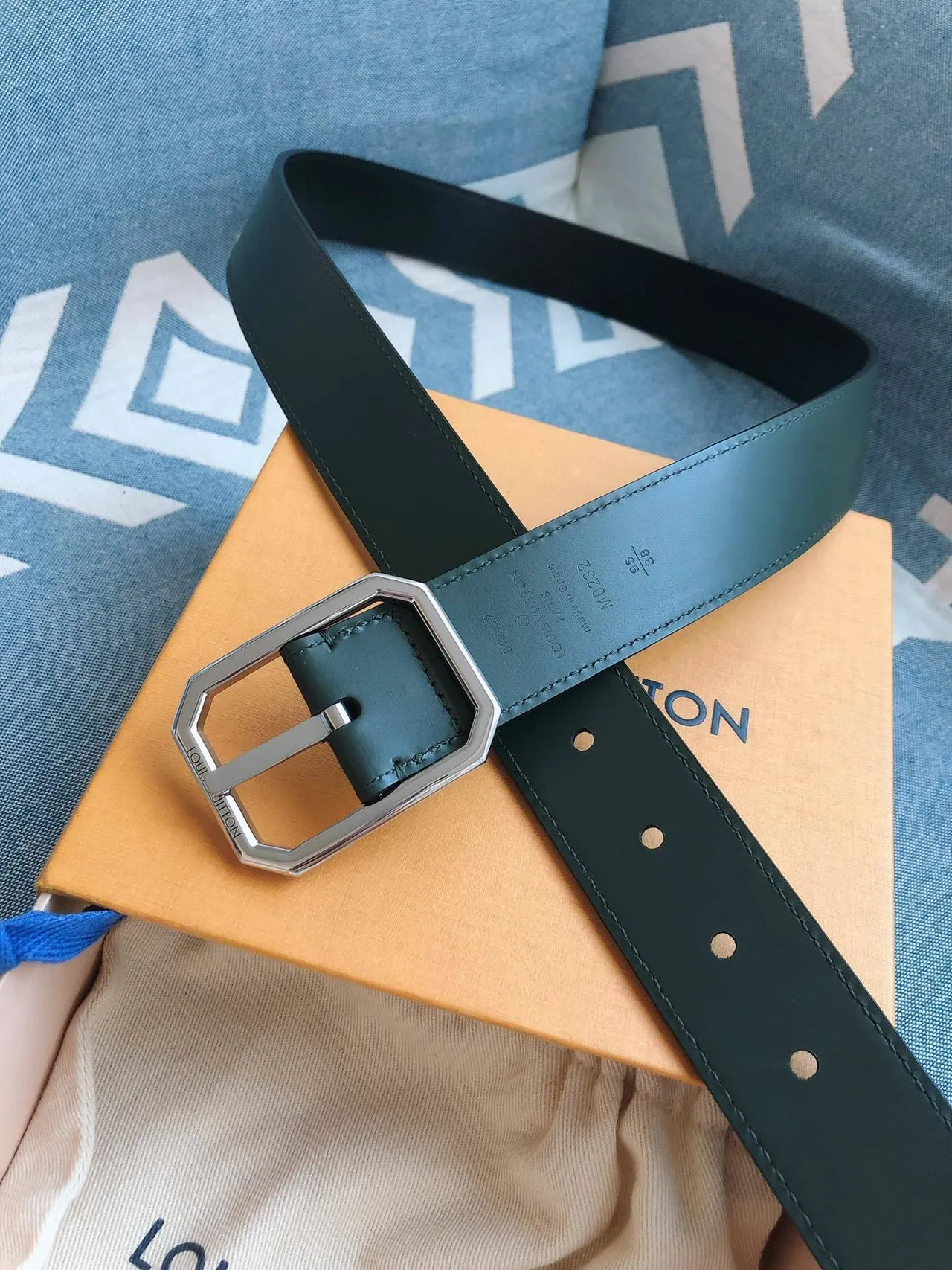 Louis Vuitton Boucle Hexagonale Verde Prata Fivela Hexagonal Polida de Metal Cinto de Couro Liso 2