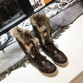 Louis Vuitton বাদামী বেইজ মোনোগ্রাম ক্যানভাস ফার-ট্রিমড কলার স্নো বুটস