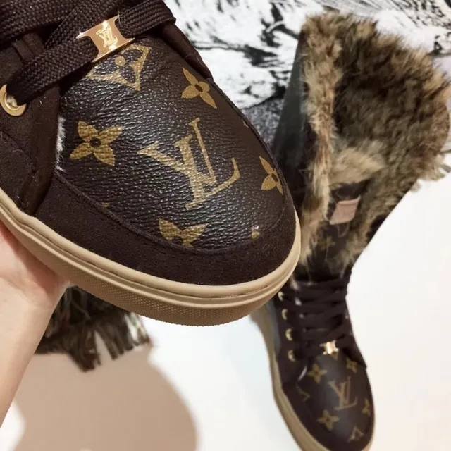Louis Vuitton Marrom Bege Monograma Tela Colar com Revestimento de Pelos Botas de Neve 4