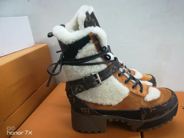 Louis Vuitton भूरा काला मोनोग्राम कैनवास शियरलिंग-लाइन्ड स्नो बूट्स 2