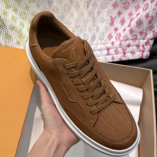 Louis Vuitton Tênis Lifestyle Marrom Branco Painéis de Camurça Acanalada Língua com Monograma