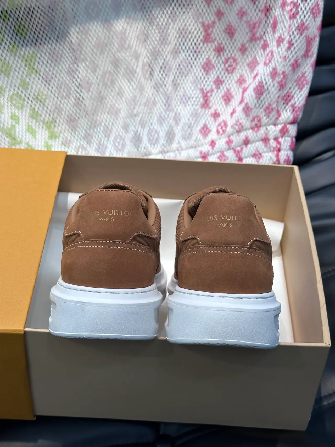 Louis Vuitton Sneakers Lifestyle Marron Blanc Panneaux de Suède Côtelé Langue Monogrammée 2