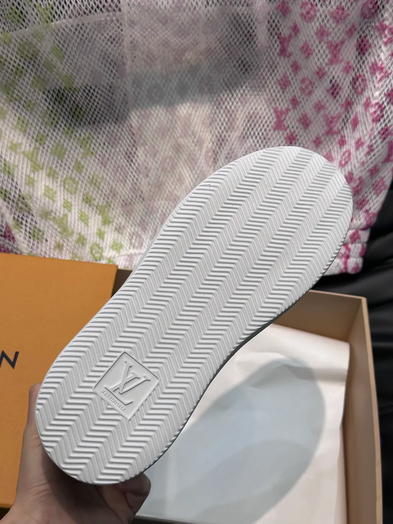 Louis Vuitton Sneakers Lifestyle Marron Blanc Panneaux de Suède Côtelé Langue Monogrammée 3