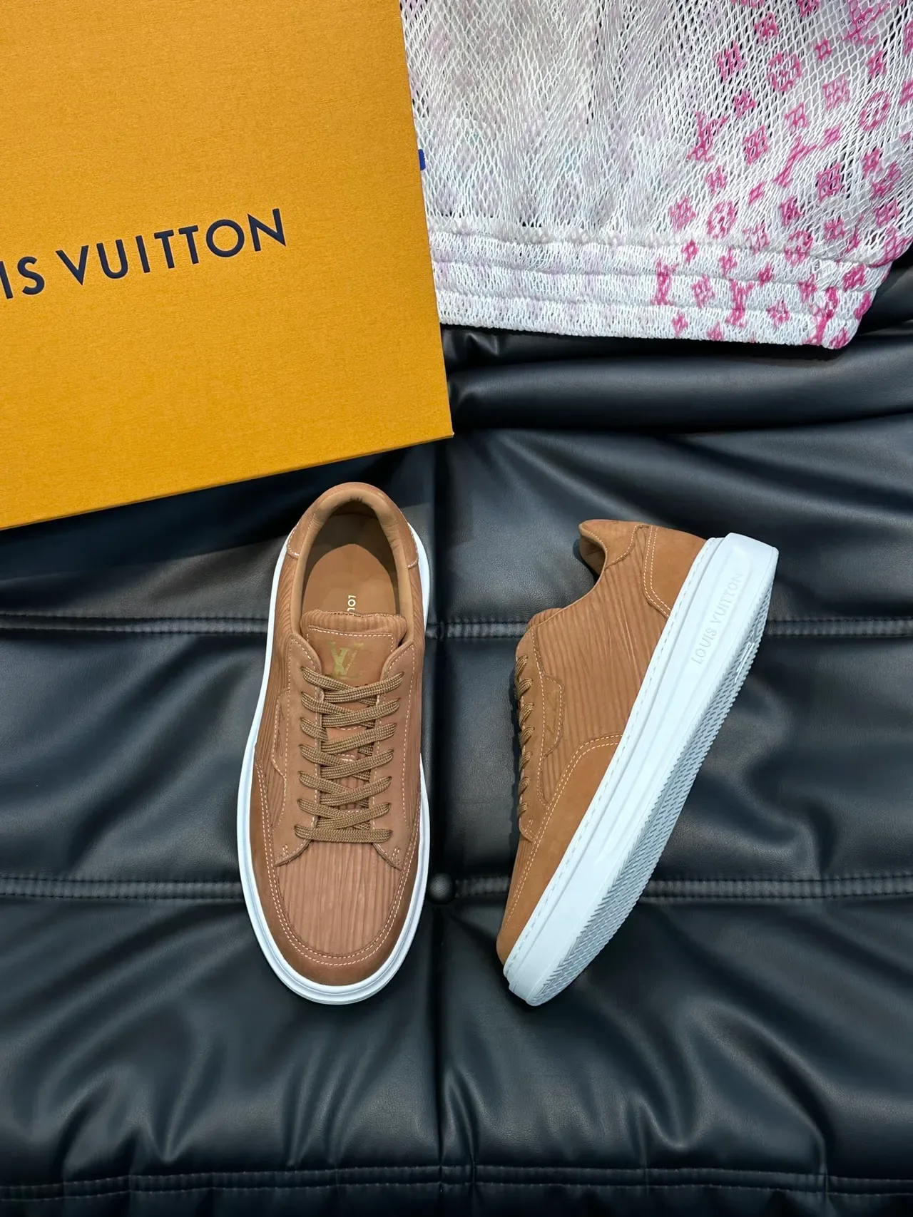 Louis Vuitton Sneakers Lifestyle Marron Blanc Panneaux de Suède Côtelé Langue Monogrammée 4