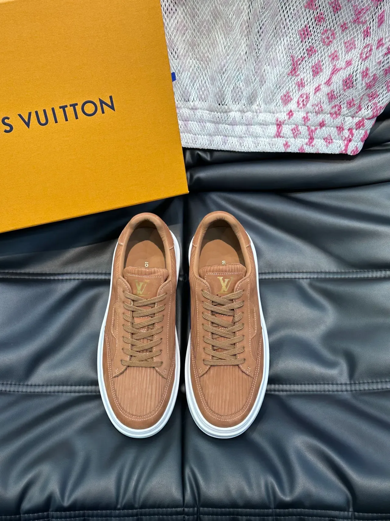 Louis Vuitton Sneakers Lifestyle Marron Blanc Panneaux de Suède Côtelé Langue Monogrammée 5