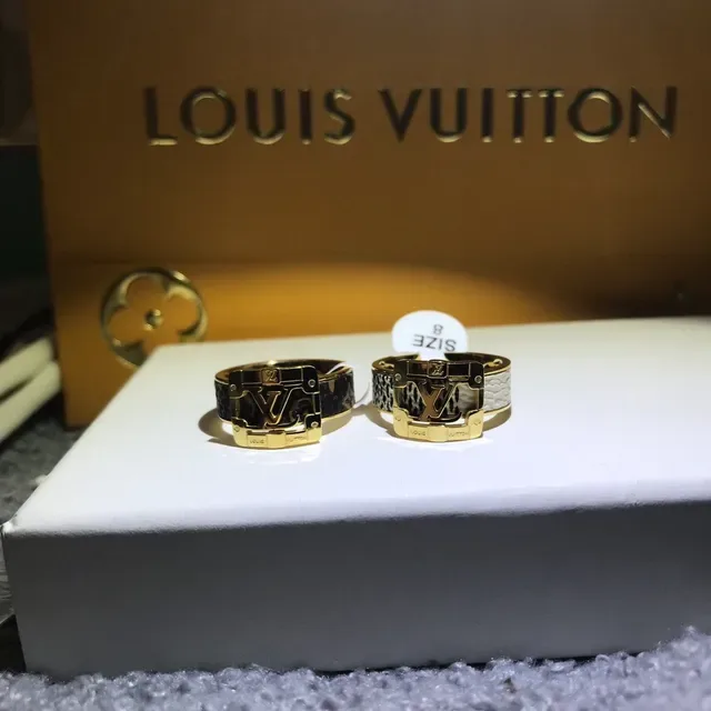 Louis Vuitton Anel Couro Texturizado Preto Fivela Dourada LV Monograma Front 3